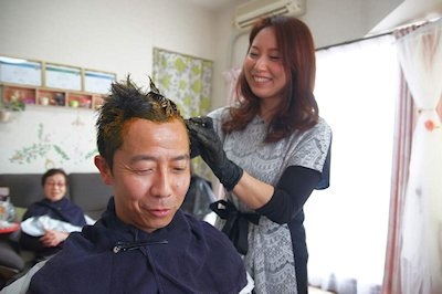 �w�i�͒j���ɂ�